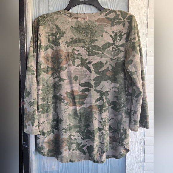 T.La By Anthropologie Camouflage Green 3/4 Sleeve Top - Picture 4 of 5